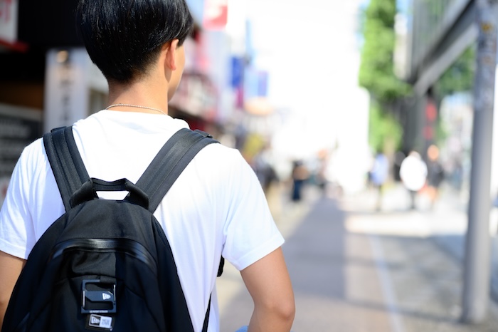 若い男性の後ろ姿 ポートレート